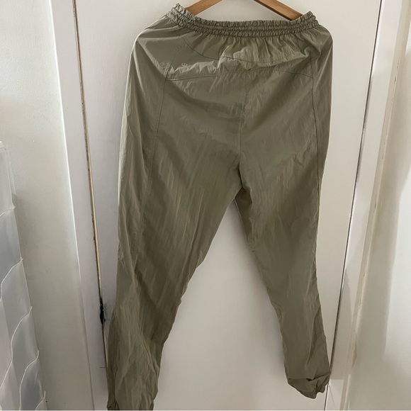 Lululemon Mid-Rise Jogger - Picture 2 of 8